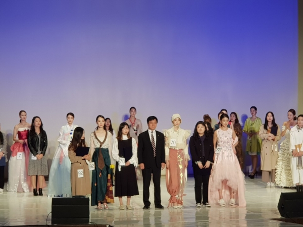 유한대학교 '제12회 상주 전통명주 국제패션페스티벌'경연 모습