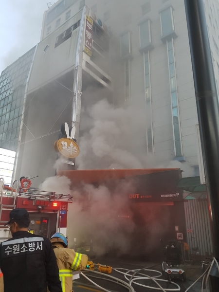 30일 오후 4시 14분께 수원역 인근 한 주상복합 빌딩 지하에서 화재가 발생해 출동한 소방관계자들이 진화에 나섰다.