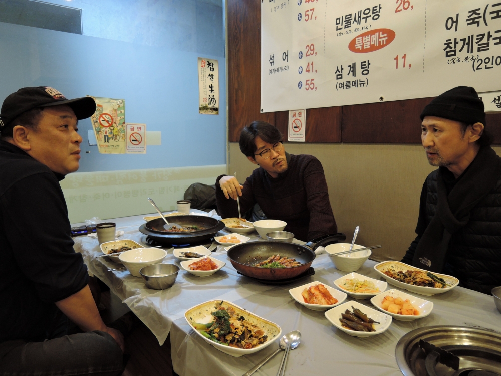 ▲ 서양화가인 김정렬(왼쪽), 고창수(가운데), 이종구 작가들이 '정가붕어찜'에서 만났다.