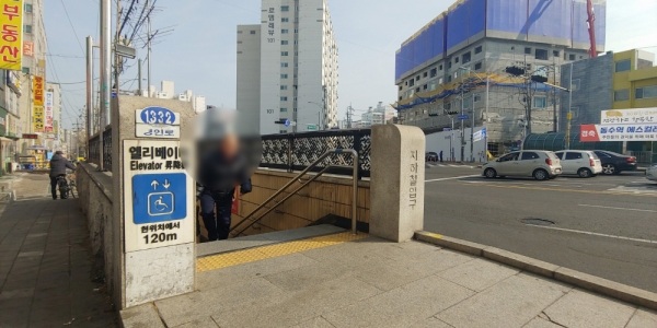 ▲ 7일 오후 인천 부평구 동수역 3번 출구에서 한 시민이 계단을 오르고 있다. 여기엔 엘리베이터가 설치된 2번 출구를 바로 연결하는 횡단보도가 없어 120m를 돌아가야 한다.