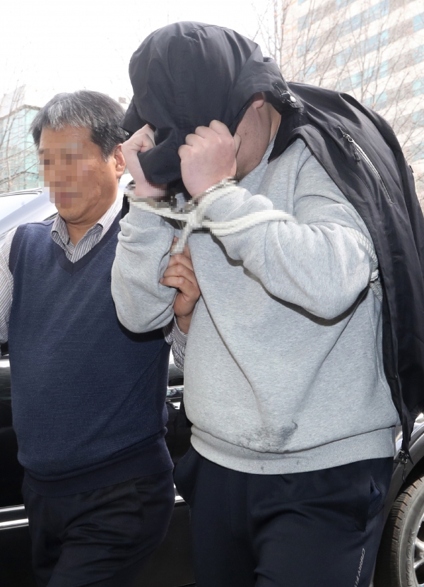 '청담동 주식부자' 이희진씨의 부모 살해 용의자 김모(34)씨가 안양 동안경찰서에서 조사를 받으러 이동하고 있다. /이성철 기자 slee0210@incheonilbo.com