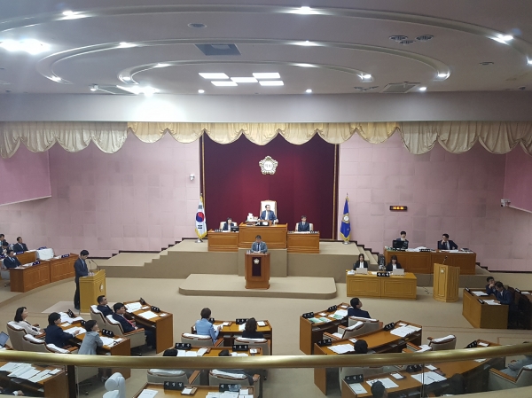 안양시의회가 17일 제250회 임시회 제1차 본회의를 열어 시정질문을 벌이고 있다.