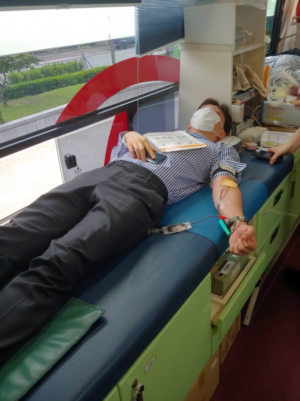 인천항만공사 직원이 헌혈버스에서 단체헌혈에 참여하고 있다. /사진제공=인천항만공사