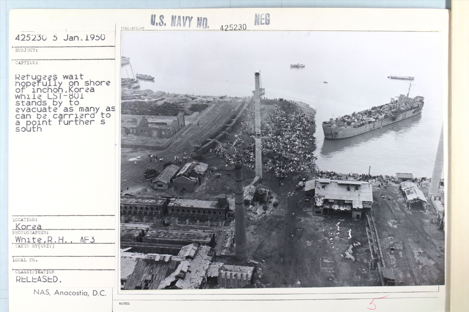 1951년 1월5일 ‘1·4후퇴’로 인천항에서 피난민을 태우고 있는 상륙함. /사진제공=국사편찬위원회