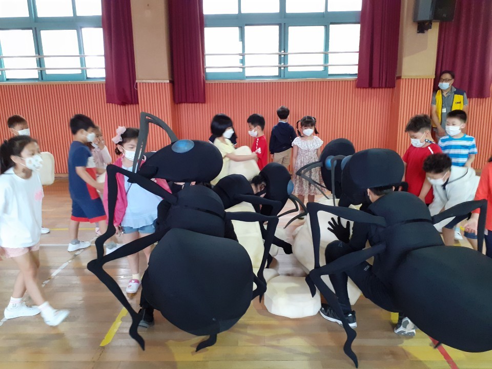 ▲ 초등학교 강당에서 펼쳐진 '개미' 퍼포먼스./사진제공=인천문화예술교육지원센터