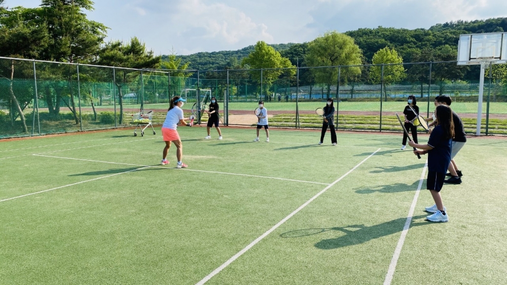 ▲ 백학중 학생들이 방과후 학습으로 테니스를 배우고 있다.