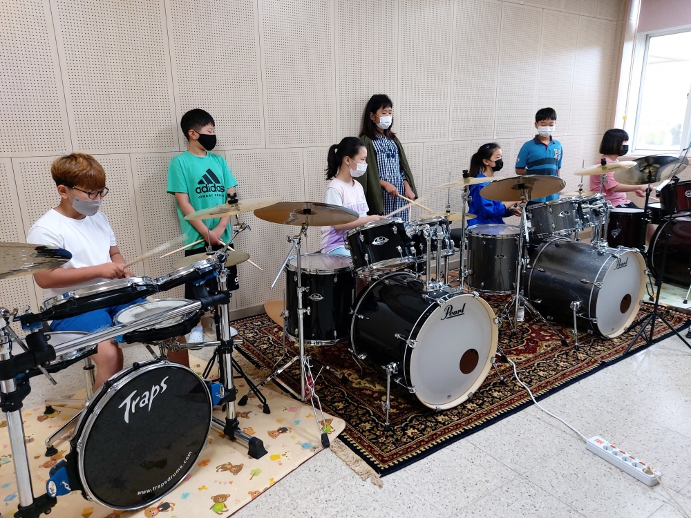 ▲ 가사초 학생들이 뮤지트에서 드럼 등을 배우고 있다. /사진제공=가사초
