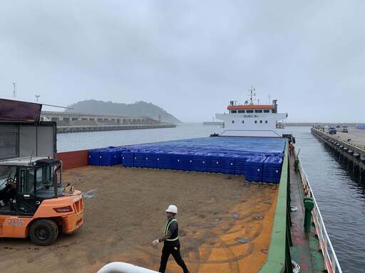 경인항 아라뱃길 인천터미널에 도착한 5천톤급 화물선에서 화물이 하역되고 있다./사진제공=CJ대한통운