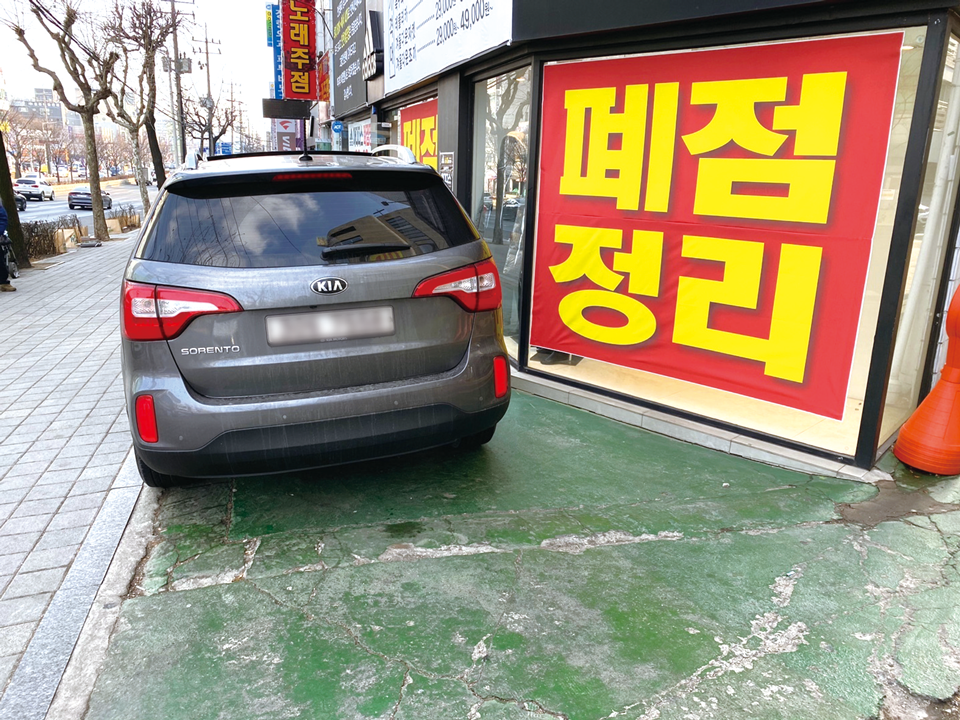 ▲ 지난 19일 인천 계양구 계산삼거리 근처 한 의류업체에 폐업을 알리는 문구가 붙어 있다.