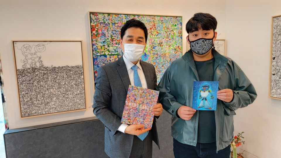 ㈜이너트론 조학래 대표(왼쪽)와 황성제(23∙사진 오른쪽) 자폐장애 로봇 청년작가.