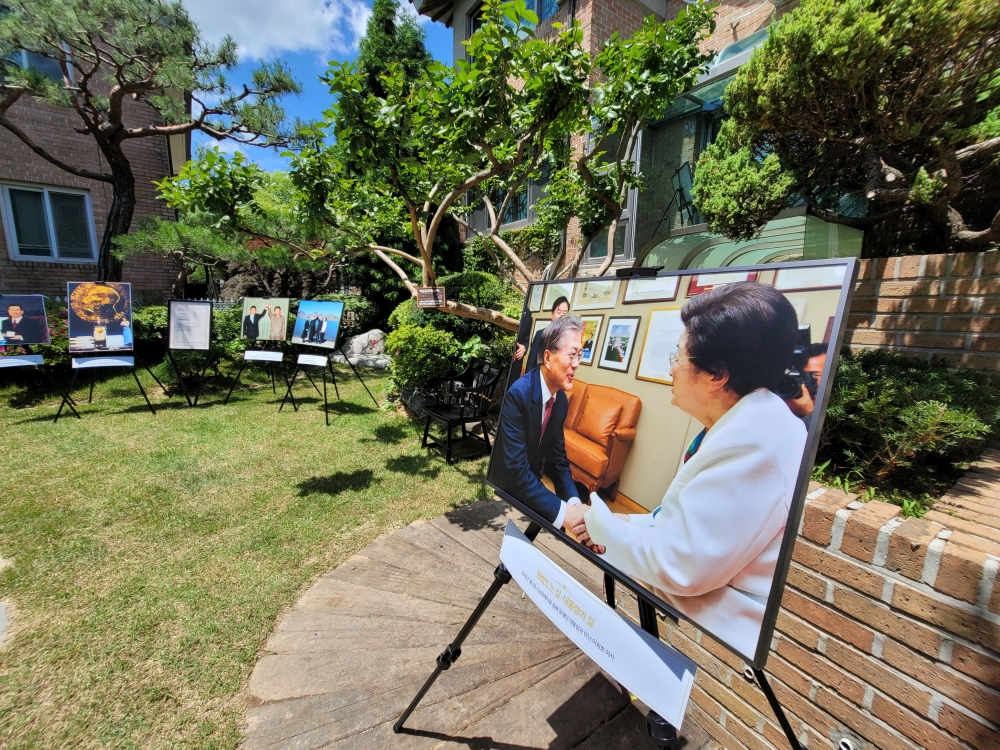 ▲ 김대중대통령기념관 마당에서 열린 개관 기념 사진전.