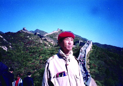 ▲ 고 윤유선씨가 2000년 10월 중국 만리장성에 올라 포즈를 취하고 있다. /사진 제공=인천시