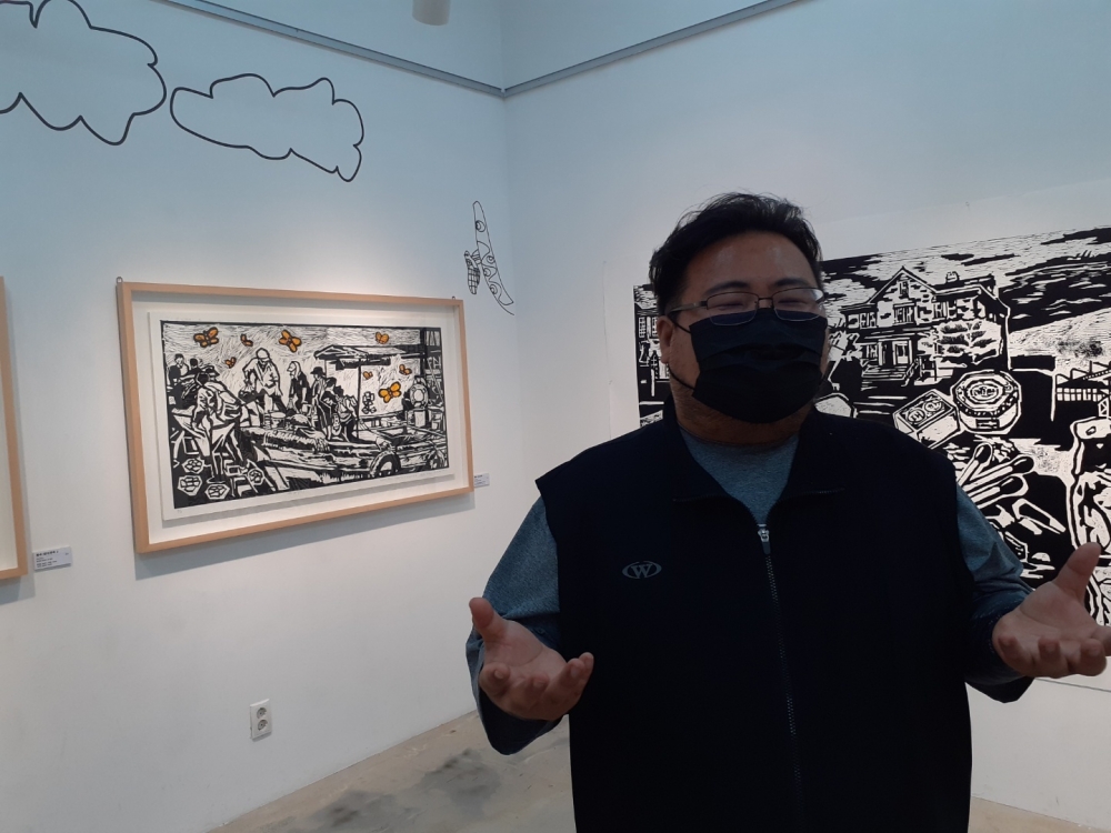 ▲ 윤종필 커뮤니티 아티스트가 우리미술관 전시장에서 작품에 대해 설명하고 있다.