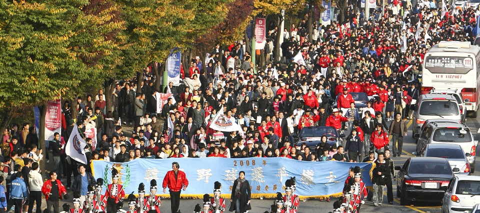 한국시리즈 2연패를 달성한 SK 와이번스가 2008년 11월8일 터미널사거리에서 오픈카 퍼레이드를 하고 있다. /인천일보DB
