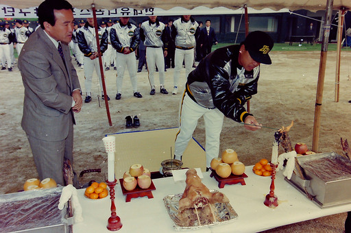 ▲ 1996년 3월27일 현대 유니콘스 초대 사령탑을 맡은 김재박(오른쪽) 감독이 인천구장에서 고사를 지내고 있다. /인천일보 필름 자료