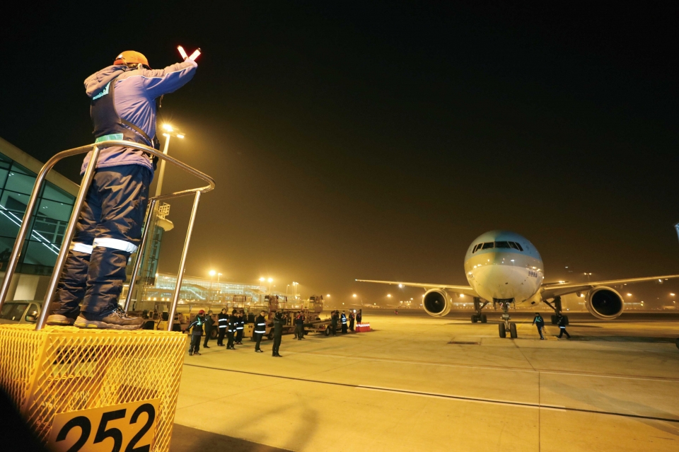 ▲ 2018년 1월18일 개장한 인천국제공항 제2여객터미널에 첫 비행기가 도착하고 있다. /사진제공=인천국제공항공사