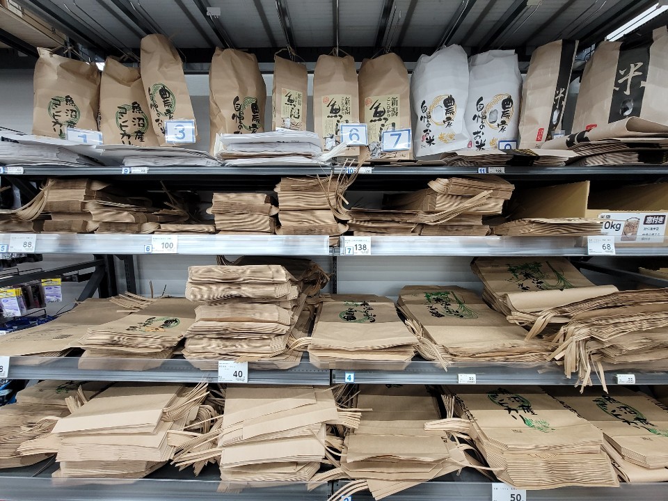 ▲ 일본 최대 홈센터 코메리에 쌀 포장재가 진열돼 있다./박혜림 기자 hama@incheonilbo.com
