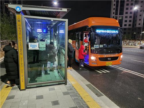 ▲ 검단신도시 주민들이 검단신도시 출퇴근 MOD(MODU) 버스를 이용하기 위해 줄을 서있다. /사진제공=iH