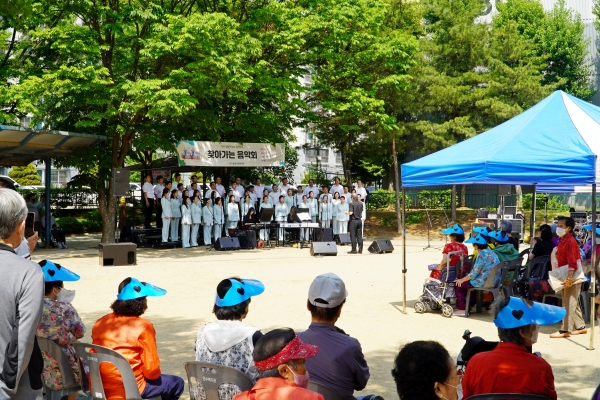 만수복지관에서는 지난 31일(수) 새골어린이공원에서 인천시립합창단과 함께 ‘찾아가는 음악회’를 개최했다.  자료제공 : 만수복지관