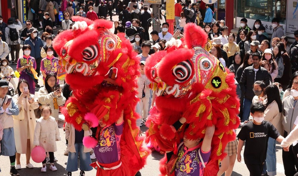 ▲ 인천 차이나타운에서 열린 전통문화행사에서 화교가 중국 전통 사자춤 공연을 하고 있다. /인천일보DB