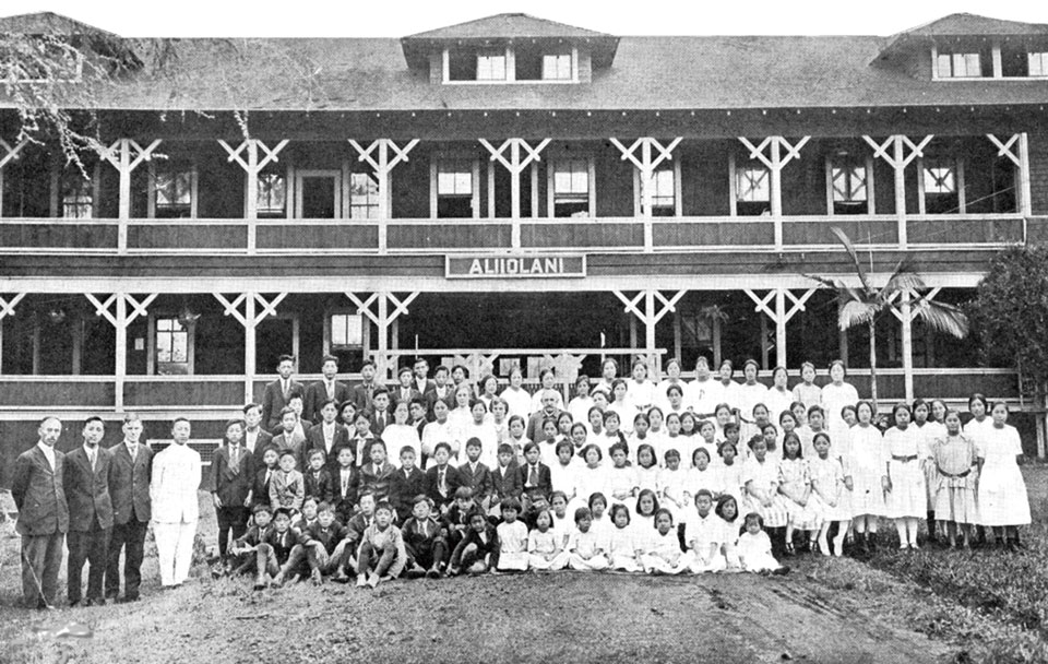 ▲ 이승만(왼쪽 네 번째 흰색 양복) 박사가 설립한 와이알라에 알리이올라니(Waialae Aliiolani) 스쿨 시대(1918~1921)의 한인기독학원(Korean Christian Institute, KCI). 건물 1층은 교회, 2층은 교실, 3층은 여학생 기숙사로 사용됐다. /사진=크리스천 헤럴드 '태평양을 가로지른 무지개'