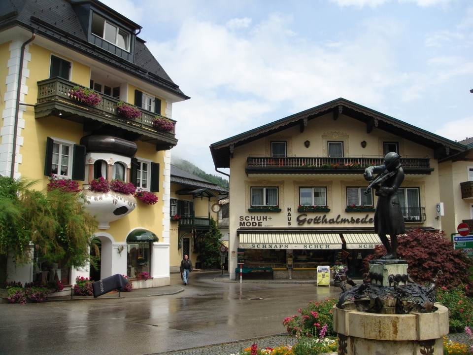 ▲ 오스트리아 잘츠카머구트(Salzkammergut) 볼프강 호수 주변의 작은 광장과 꽃장식이 된 주택들. /사진제공=전찬기