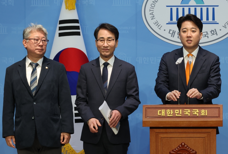 개혁신당 이준석 공동대표가 13일 국회에서 총선 출마를 선언하는 이원욱, 조응천 의원을 소개하고 있다.