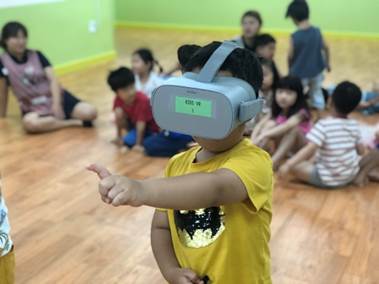 광명시 청년창업지원센터에서 청년창업자금을 지원 받고 있는 '어린이 VR'은 지난 1일, 광명 시청 직장 어린이집 등 에서 VR 연극 무료 공연을 했다./사진제공=광명시
