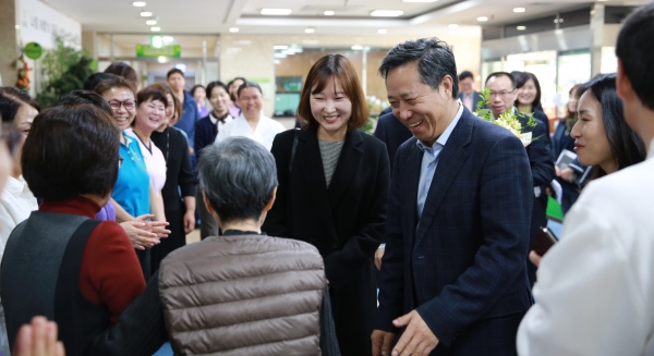 왕아이원(王愛文) 부부장이 수원시립노인전문요양원에서 시민들을 만나 인사를 나누고 있다.<br>　/사진제공=수원시<br>