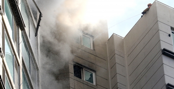 27일 오전 8시께 인천 청라의 한 아파트에서 불이나 출동한 소방 관계자들이 화재 진화를 하고 있다.  /이상훈 기자 photohecho@incheonilbo.com