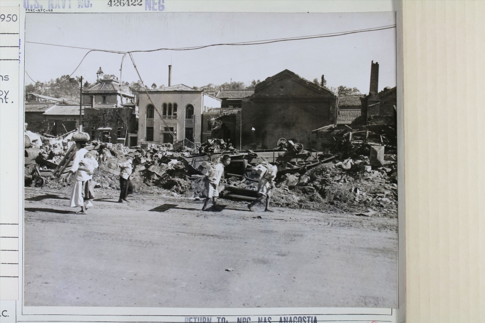 1950년 9월 폭격으로 파괴된 인천 건물들. 시민들이 그 앞을 지나가고 있다. /사진제공=국사편찬위원회