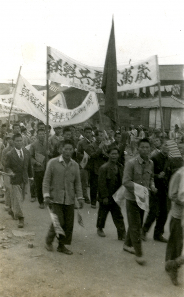▲ '조선공산당 만세'를 외치는 시위대 행렬해방군으로서 남북에 소련군과 미군이 진주한 가운데 인천에서는 좌우의 시위가 계속 이어졌다. 일부 시민들이 '조선공산당 만세' 라고 쓴 플래카드를 들고 행진하고 있다.