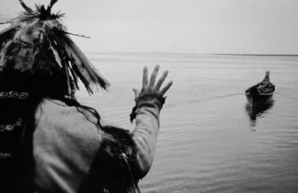 ▲ 영화 '데드 맨' 중 인디언 노바디가 백인 친구 윌리엄을 '물의 거울'로 떠나보내는 장면.
