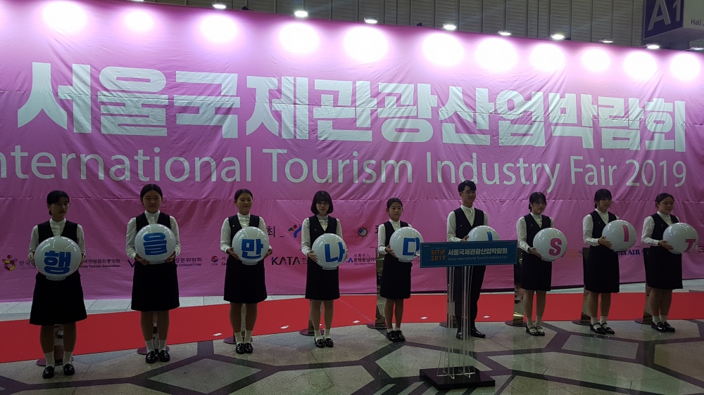 ▲ 한국관광고 학생들이 국제관광산업박람회에서 통역 봉사활동을 하고 있다.