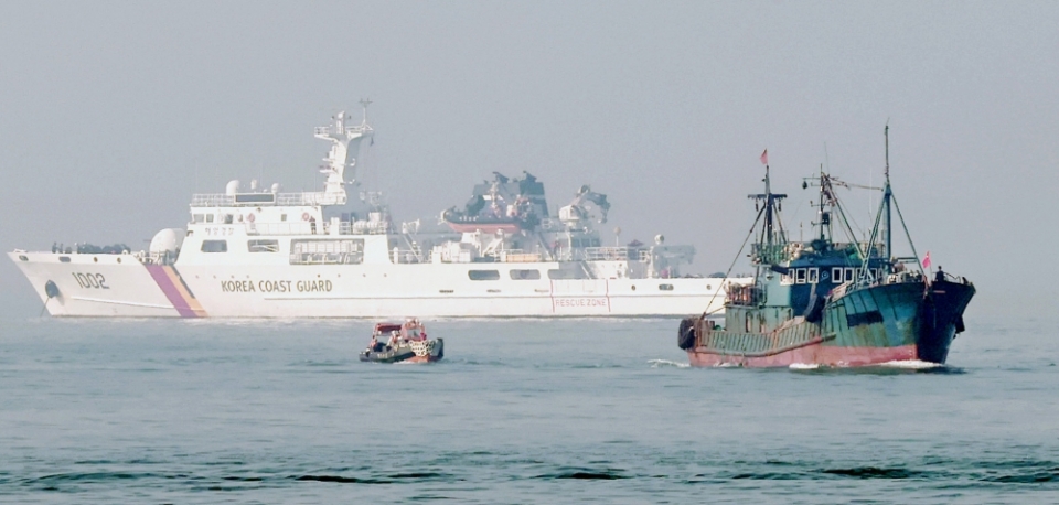 ▲지난 10월26일, 인천 소청도 해상에서 불법조업을 하다가 해양경찰에 나포된 중국어선. /인천일보DB