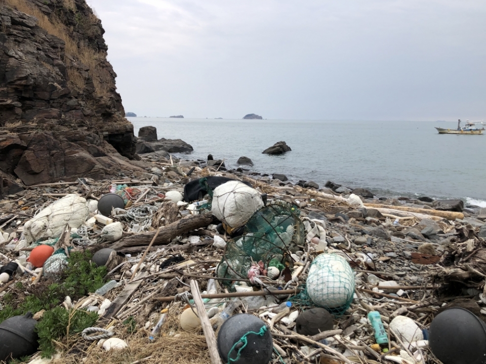 ▲ 인천 옹진군 구지도의 모습. 해양쓰레기가 해안가에 쌓여있다. /사진제공=인천녹색연합