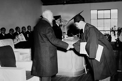 ▲ 1958년 3월 18일 제1회 학위수여식에 참석한 이승만 대통령이 일일이 졸업생들을 격려하고 있다. /사진=인하50년사(하)